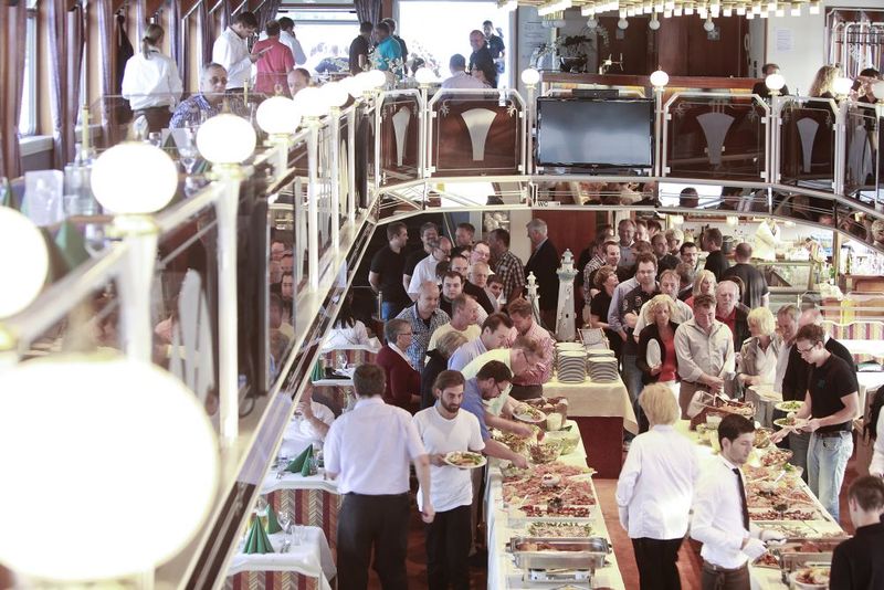 Auf der Rheinfahrt ist jeder satt geworden. (Bild: SoftEngine)