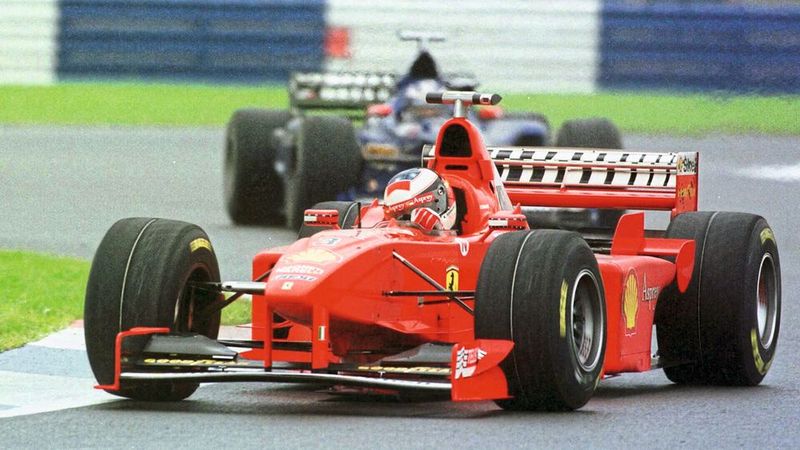 Das Chassis mit der Nummer 187 wurde vermutlich Anfang 1998 in Maranello fertiggestellt und ist das siebte von insgesamt nur neun Exemplaren des F300, die für diese Formel-1-WM-Saison gebaut wurden. Er ist der erfolgreichste von drei F300, mit denen das Team Rennen gewann, und außerdem der einzige F300, der eine perfekte Rennbilanz vorweisen kann – er gewann alle vier Grands Prix, die er unter Michael Schumacher bestritt. (Bild: Kevin Van Campenhout ©2022 Courtesy of RM Sotheby’s)