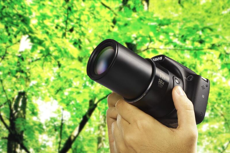 Die Powershot SX540 HS ist mit einem DIGIC-6-Prozessor und einem 20,3-Megapixel-CMOS-Sensor ausgestattet. Das Objektiv schafft einen 50-fachen optischen Zoom. Videoaufnahmen werden in MP4 und Full-HD-Auflösung aufgezeichnet. Der 5-achsige Bildstabilisator Dynamic IS soll verwacklungsarme Aufzeichnungen ermöglichen. Die Kamera gibt es ab März zu einer UVP von 269 Euro. (Canon)