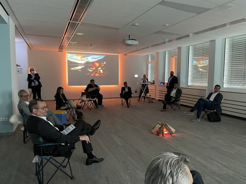 Das Feuer glüht, das Campfire ist in vollem Gange – Dr. Béla Waldhauser inmitten einer lebhaften Diskussion. (Vogel IT-Medien GmbH)
