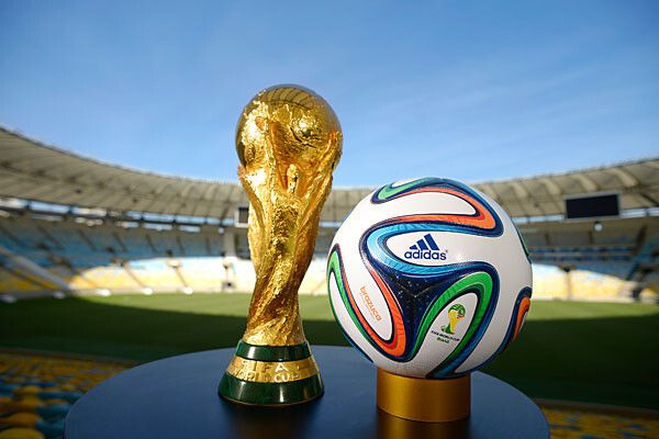 Wenn die Siegermannschaft am 13. Juli die begehrte Trophäe in Empfang nimmt, hat sie bewiesen, dass sie am besten mit dem „Brazuca“ umgehen und Tore schießen kann. (Bild: Adidas)