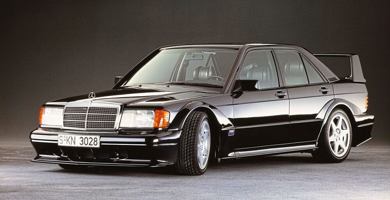 Vom 190 E 2.5-16 Evolution II stellte Mercedes-Benz 1990 lediglich 502 Exemplare her, um die Homologationsanforderungen für die DTM zu erfüllen. Sein 2,5-Liter-Reihenvierzylinder (entwickelt mit Cosworth) ist kurzhubig für hohe Drehzahlen ausgelegt. Er entwickelt 173 kW (235 PS) bei über 7.000 U/min. Der Sprint von 0 auf 100 km/h dauert 7,1 Sekunden, die Höchstgeschwindigkeit beträgt 250 km/h. Mindestens 115.259,70 DM mussten Käufer seinerzeit für einen neuen Evo II bezahlen. Heute sind es über 200.000 Euro. (Bild: Mercedes-Benz)