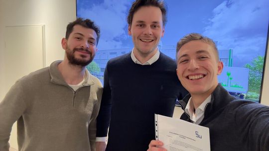Fehmi Sener (5U AI), Jonas Poorthuis (Wahl & Co.) und Yagiz Abik (5U AI, v.l.) zeigen sich zufrieden mit der Leistung ihres digitalen Mitarbeiters.(Bild:  Startport)