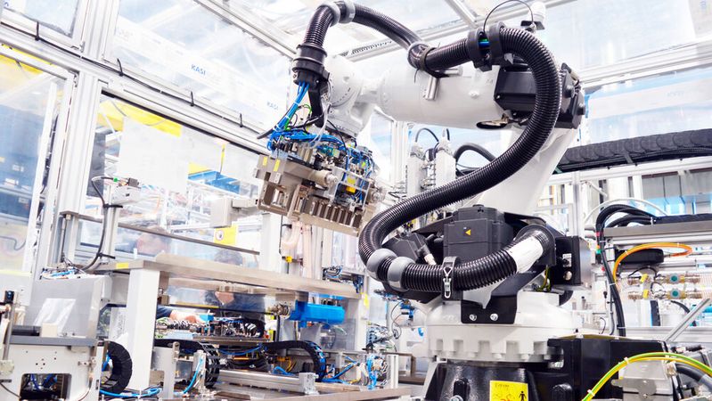 Etwa 100.000 Tonnen an Batterien kommen jährlich in Elektroautos in Umlauf.(Bild:  Bosch)