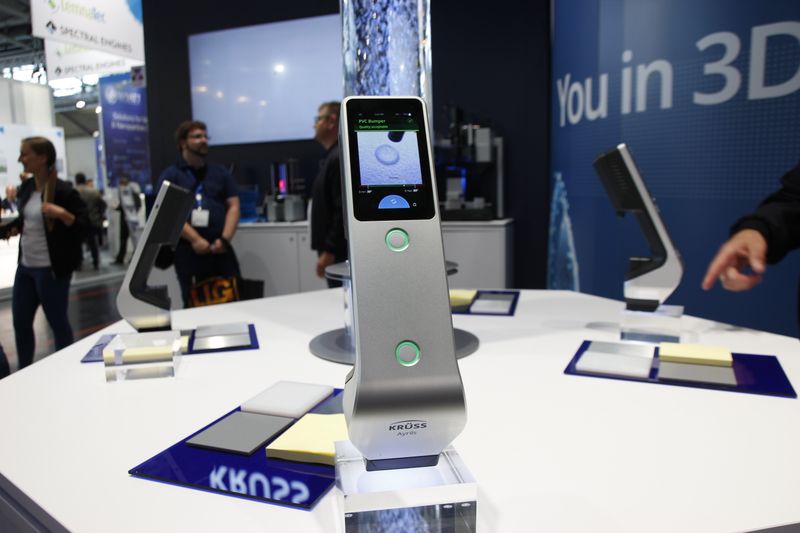 Neuheit von Krüss: Der Ayriis soll als Handheld-Gerät die Kontaktwinkelmessung auf Oberflächen erleichtern. Per Knopfdruck setzt das Gerät einen Wassertropfen ab und beleuchtet ihn dann aus 90 Perspektiven, sodass ein virtuelles 3D-Modell des Tropfens entsteht. Damit lassen sich Vorzugsrichtungen der Oberfläche herausrechnen, etwa eine gerillte Struktur. (LABORPRAXIS, C. Lüttmann)