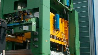 Eine hydraulische Presse ist eine kraftgebundene Pressmaschine, die nach dem hydrostatischen Prinzip arbeitet.  (gemeinfrei)