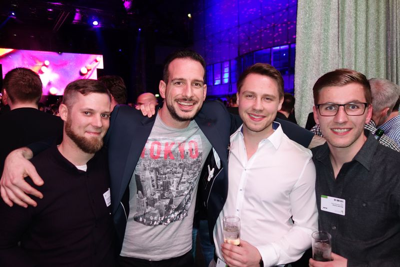 Dirk Niggemann (2. v. l.), ALSO, und seine Kollegen rocken gleich die Tanzfläche. (Bild: IT-BUSINESS)