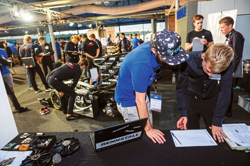 In der Kategorie Formula Student Combustion (Rennfahrzeuge mit Verbrennungsmotor) überzeugte das Team „Rennstall Esslingen“ der Hochschule Esslingen. (FSG/Rankin)