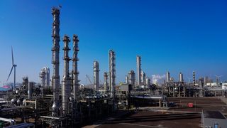 Die gemeinsam von Lyondell Basell und Covestro betriebene Anlage in Maasvlakte, Niederlande.  (Bild: Alex Lokker)
