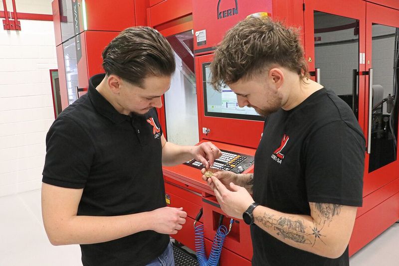 Kevin Riccius, Polymechaniker bei Leiko (rechts), hat im Rahmen der Maschinenevaluation die Kern Micro Vario in den sozialen Medien entdeckt. Nach einer Präsentation bei Kern Microtechnik war er sich mit seinem Chef Pascal Leimer einig: „Für uns gibt es nichts Besseres. Dieses Fünfachszentrum muss es sein.“  (Bild: Kern Mikrotechnik GmbH)