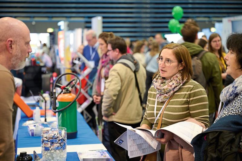 Die Besucher kamen häufig mit sehr konkreten Fragen auf die Aussteller zu.   Mehr Infos zu den kommenden LAB-SUPPLY-Messen finden Sie auf www.lab-supply.info (Bild: EYE AM CHRIS)