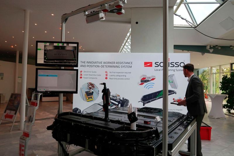 Das Exponat mit dem größten Platzbedarf war am Stand von Sarissa zu bewundern. An der Verschraubung des Batteriegehäuses eines E-Fahrzeuges wurde das Sarissa LPS (Local Positioning System) demonstriert. Das Positionserfassungssystem soll dem Werker beim Verschrauben assistieren. (Bild: D. Quitter - VCG)