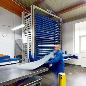 Das Beschicken der Stanzmaschine geschieht manuell; es ist aber relativ einfach, da das Lager direkt neben der Maschine steht und der Bediener die Blechtafeln auf den Maschinentisch ziehen kann.