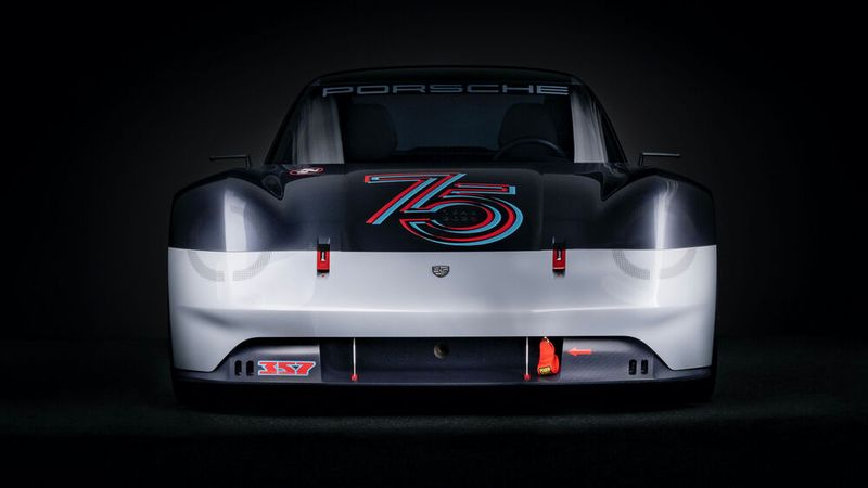 Bei Rundscheinwerfern und kleinen Rückleuchten ist nur angedeutet, wie ein Serienauto aussehen könnte. (Bild: Porsche)