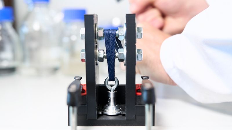 Am Demonstrator lässt sich die Haftwirkung der Klebstoffkapseln direkt testen.(Bild:  Fraunhofer IAP)