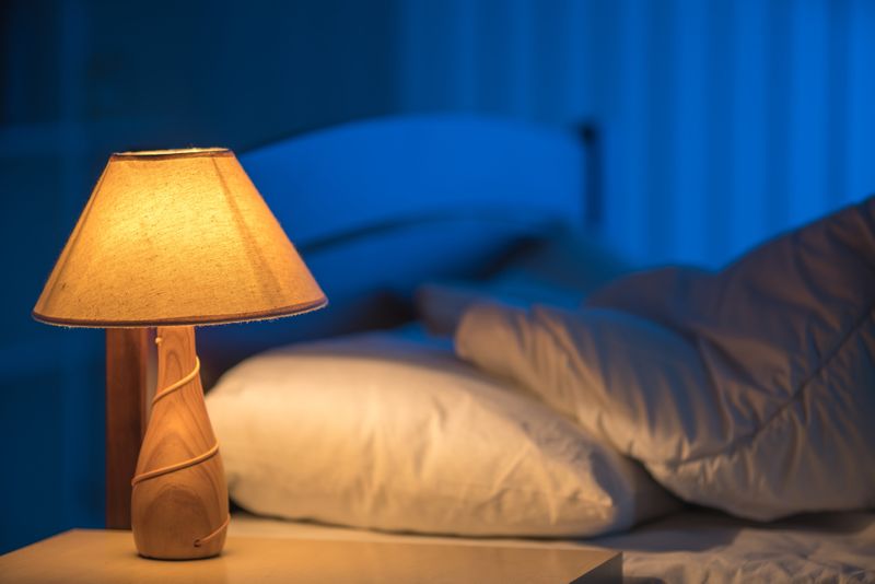 Une lumière tamisée favorise l'endormissement le soir.(Image : © realstock1 / Adobe Stock)