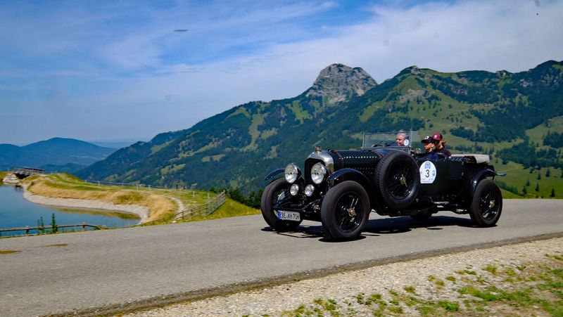 Keine Frage des Alters: Auch dieser Bentley kommt die Berge hinauf. (Bild: Zietz – VCG)