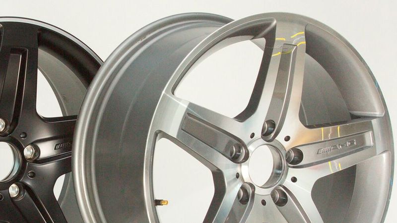 Die gefälschte AMG-Felge (vorn) hat den Belastungstest nicht bestanden. Auf der Straße wäre das lebensgefährlich. Die gefälschte AMG-Felge (vorn) hat den Belastungstest nicht bestanden. Auf der Straße wäre das lebensgefährlich.