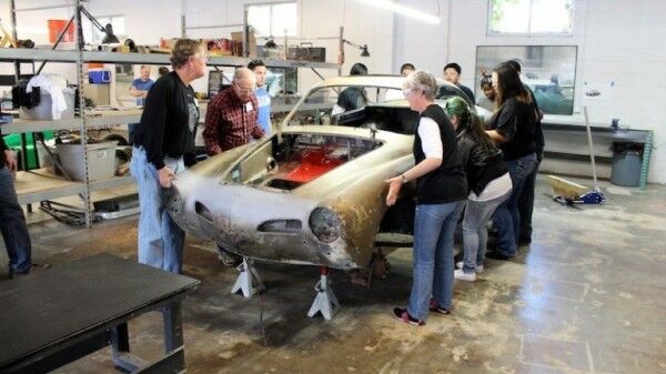 Bei der Vorbereitung der Restaurierung und des Umbaus des Karmann Ghia in ein Elektroauto müssen alle mit anpacken (Bild: Minddrive)