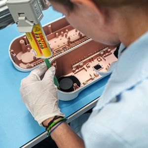 Endmontage eines Geräts für die Medizintechnik am Cicor-Standort in Bronschhofen. Die Anforderungen an die Elektronikfertigung reichen heute über die reine Baugruppenfertigung hinaus und umfassen zunehmend auch Test, Integration und Gerätebau. (Bild:  Cicor Group)
