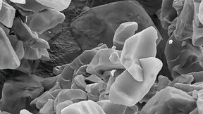 BASF hat MOFs bereits im industriellen Maßstab hochskaliert und produziert. Mit ihren kristallinen, dreidimensionalen Strukturen bieten MOFs eine hohe Speicherkapazität für eine Vielzahl von Molekülen, darunter Kohlendioxid (CO₂) und Wasser (H₂O).  (Bild: BASF)