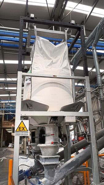 Austrag von Fliesenkleber in einer Big-Bag-Entleerstation (Bild: Wam)