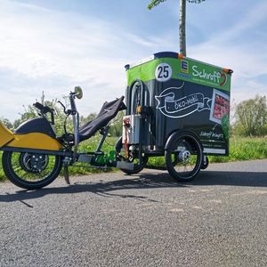 Von RM Customs für den Edeka-Center Schroff, Kleve, in Unterflurbauweise maßgeschneidert konstruiertes und gefertigtes Lastenfahrrad mit Elektroantrieb und hydraulischem Bremszylinder