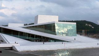 Der treibende Eisberg: Das Opernhaus Oslo – architektonisch einem Eisberg nachempfunden – bildet den Übergang zwischen dem Stadtzentrum Oslos und dem Fjord. Bild: Michel (Archiv: Vogel Business Media)