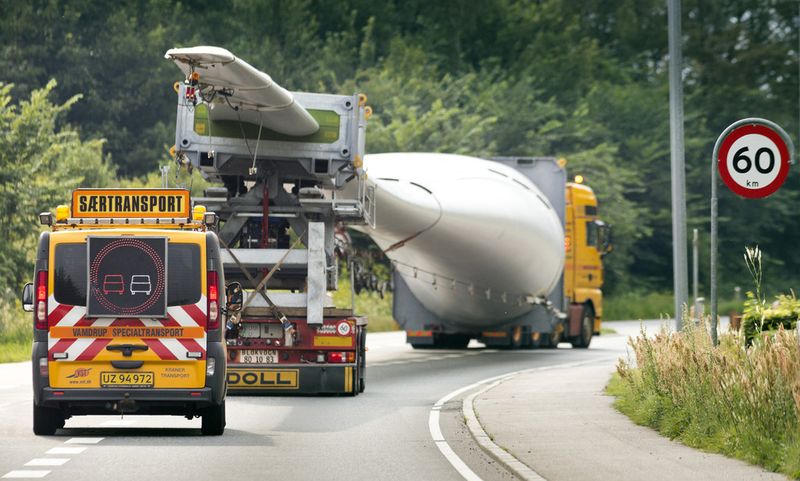 Das längste Rotorblatt wird mit einer Höchstgeschwindigkeit von bis zu 67 Kilometer pro Stunde sicher von zwei Begleitfahrzeugen auf der 320-Kilometer-Strecke von Esbjerg nach Österild eskortiert. (Bild: Siemens)
