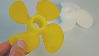 Dieser Propeller wurde bei 90 Grad Celsius und 200 bar in nur fünf Minuten gelb gefärbt. Das gelbe Farbpulver löste sich bei diesem Druck im CO2 auf und verblieb im Kunststoff.  (Bild: Fraunhofer UMSICHT)
