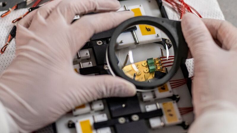 Für das mobile Labor des Exo-Mars-Rovers „Rosalind Franklin“ entwickelten Forscher des Frauenhofer IOF ein Raman-Spektrometer mit einem diodengepumpten Festkörperlaser in der Größe einer 50-Cent-Münze.