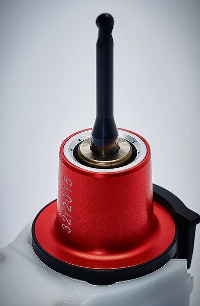 The red nozzle is locked in place quickly, it does not rotate and has no contact with the tool holder. (MHT)