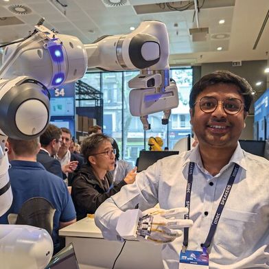 Elektronische Haut für die Industrie: In Handschuhe integrierte Sensoren erfassen die Fingerbewegungen des Trägers und übertragen diese in Echtzeit auf einen Robotergreifer. (Bild: mc/VCG)