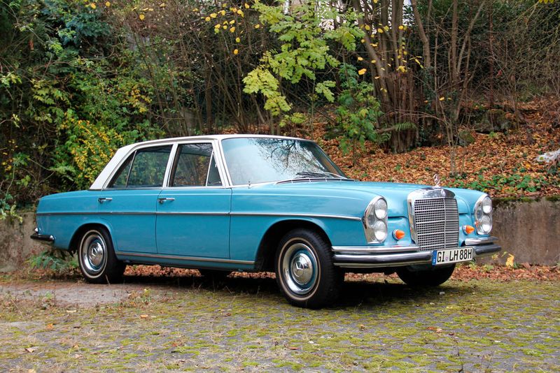 Der Mercedes-Benz W 108 stand als deutsches Oberklasse-Modell in den späten sechziger und den frühen siebziger Jahren in direkter Konkurrenz zum P5. Er wurde als komfortable Limousine der Luxusklasse zwischen 1965 und 1972 in Stuttgart produziert. Dieses Exemplar schipperte allerdings direkt über den großen Teich zu einem amerikanischen Benz-Liebhaber. Gespendet wurde der Mercedes-Veteran vom Ingenieurbüro für Fahrzeugtechnik Deusing aus Herborn. (Lebenshilfe)