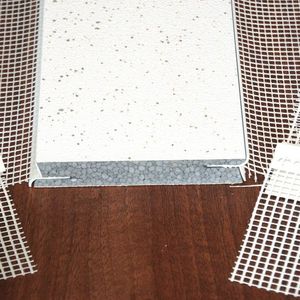 Diese Strukturen vereinfachen den Montageaufwand für Fenstermonteure, Gipser. Stuckateure sowie Trockenbauer, wie SLS sagt: Putzschienen mit itegrierten Gewebematten, gefertigt auf Kunststoffextrudern in der SLS-Produktion.