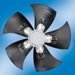 EC- und AC-Ventilatoren mit der neuen HyBlade-Technologie: Sie werden in den Baugrößen 500 bis 990 mm angeboten und decken damit die unterschiedlichsten Anwendungen im Bereich der Kälte- und Klimatechnik ab.