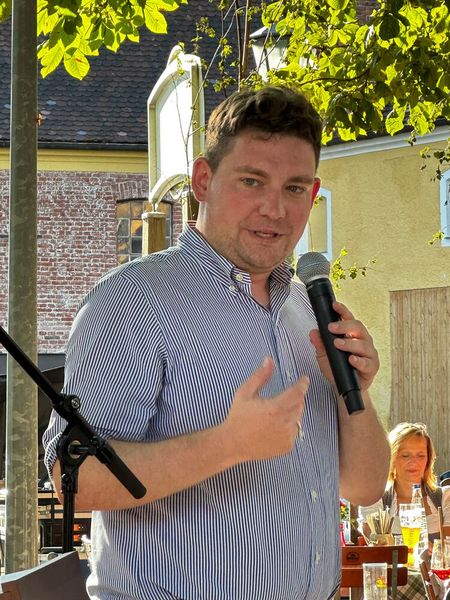 Der Landshuter Bürgermeister gratuliert der TDT zum 45. Jubiläum. (Bild: Vogel IT-Medien GmbH)