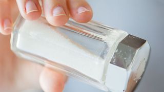 Rieselhilfen sind Trennmittel, die kristallinen Substanzen wie beispielsweise Salz zugesetzt werden, um das Zusammenklumpen der Einzelkristalle zu verhindern.  (© Syda Productions, lev dolgachov; fotolia.com)