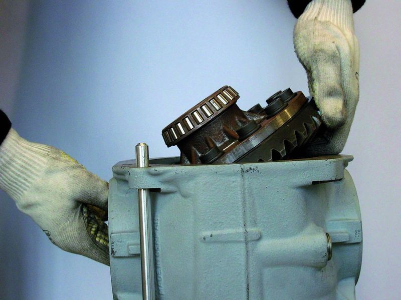 Bild 3a: Anspruchsvolle Hinterachsgetriebemontage: Einschwenken des Ausgleichsgetriebes. Bild: Mercedes-Benz (Archiv: Vogel Business Media)