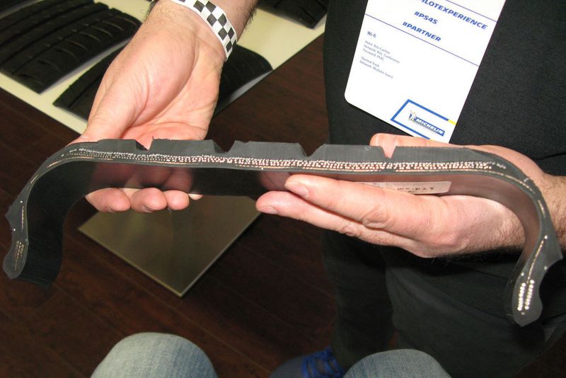 Für optimale Lenkpräzision soll unter anderem eine Hybrid-Gürtellage aus Aramid- und Nylon-Fasern sorgen. (Seyerlein/»kfz-betrieb«)