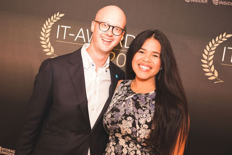 Florian Endres von Salesforce mit charmanter Begleitung Marinell Elena Falcon Garcia. (Bild: artful rooms / VIT)