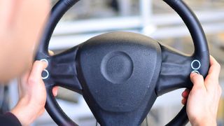 Mit flexiblen Drucksensoren aus Silikon lassen sich Druckkräfte messen oder im Auto bald stufenlos Musik, Licht und Lüftung steuern. (Bild: Fraunhofer-ISC)