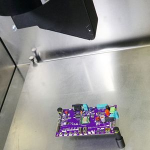 Eine Leiterplatte unter dem Scanner: Automatisierte Bildanalyse macht manuelle Sichtprüfung überflüssig. (Bild: Eigenblue GmbH)