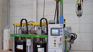 Bild 1: Die Nodopox 200 M/U appliziert in der Windflügelproduktion Hochleistungsklebstoffe über einen bis zu 4 m langen Mischkopfarm.  (Bild: Tartler)