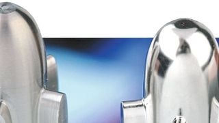 Mit dem Laserpolieren lassen sich auch schwierigere Geometrien maschinell bearbeiten, wie dieses Titanbauteil (links vor, rechts nach dem Laserpolieren). (Fraunhofer-ILT)