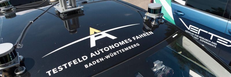 Mit verschiedenen Sensoren nehmen automatisierte Fahrzeuge Informationen über sich und ihre Umgebung auf. Mit verschiedenen Sensoren nehmen automatisierte Fahrzeuge Informationen über sich und ihre Umgebung auf.