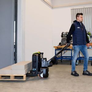 Der neue, elektrische Lwio15 eignet sich als kompakter Niederhubwagen vor allem für kurze Strecken in der Warenverteilung, der Produktion oder im Lager, erklärt Clark Europe.(Bild:  Clark Europe)