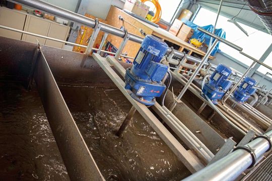 In der derzetigen Anlagen wird mithilfe eines Belebtschlammverfahrens das Abwasser geklärt. In der derzetigen Anlagen wird mithilfe eines Belebtschlammverfahrens das Abwasser geklärt.