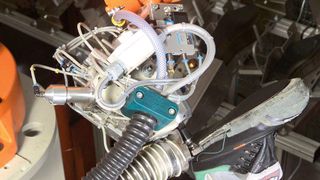 Bild 1: Kombi-Roboter lassen sich für unterschiedliche Aufgaben nutzen. Die verfügen in der Schuhproduktion je nach Aufgabenstellung über einen Kombinationskopf zum Aufrauen und Klebstoffsprühen oder Aufrauen und Einlegen von Stahlsohlen. (Bild: ABB)