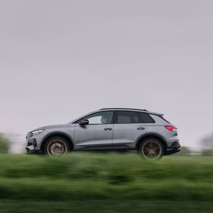 Mit zwei Elektromotoren und 299 PS-Systemleistung hat es eine Reichweite von 488 Kilometern. Der Normverbrauch liegt bei 17,9 kWh/100 km.(Bild:  Audi)